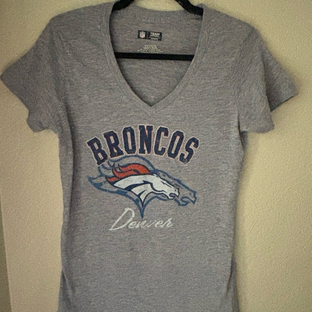 Women's Denver Broncos NFL team apparel T-Shirt.‎ Size XL.